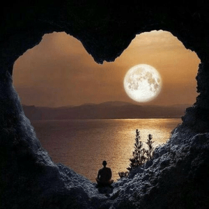 قمر يطل من وسط قلب