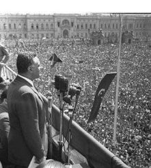 جمال عبد الناصر يخطب في الجماهير
